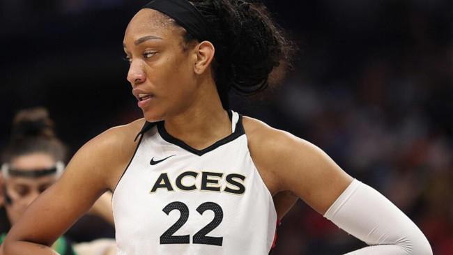 Las Vegas Aces-stjernen A'ja Wilson slår rekorden som den best betalte WNBA-spilleren i historien, den første som tjener over én million dollar