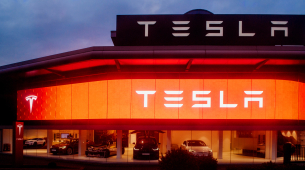 Musk hevder feilaktig at Tesla FSD er 10 ganger tryggere enn vanlig menneskelig kjøring