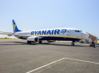 Flyselskapet Ryanair er under etterforskning for &aring; ha krevd ekstra betaling for at foreldre skal kunne sitte ved siden av barna sine