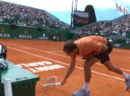 Medvedev mister kontrollen og knuser racketen i et ydmykende 6-0, 6-0-tap