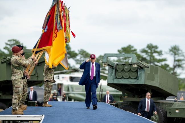Parade i Washington for å feire hærens 250-årsjubileum på Donald Trumps 79-årsdag
