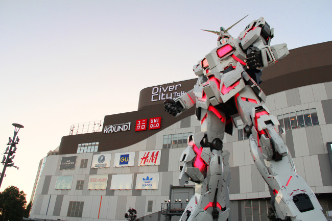 Den verdensberømte Gundam-statuen i Tokyo blir fjernet i sommer