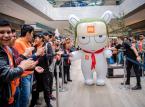 Xiaomi-presidenten Bin Lin viser frem foldbar mobil